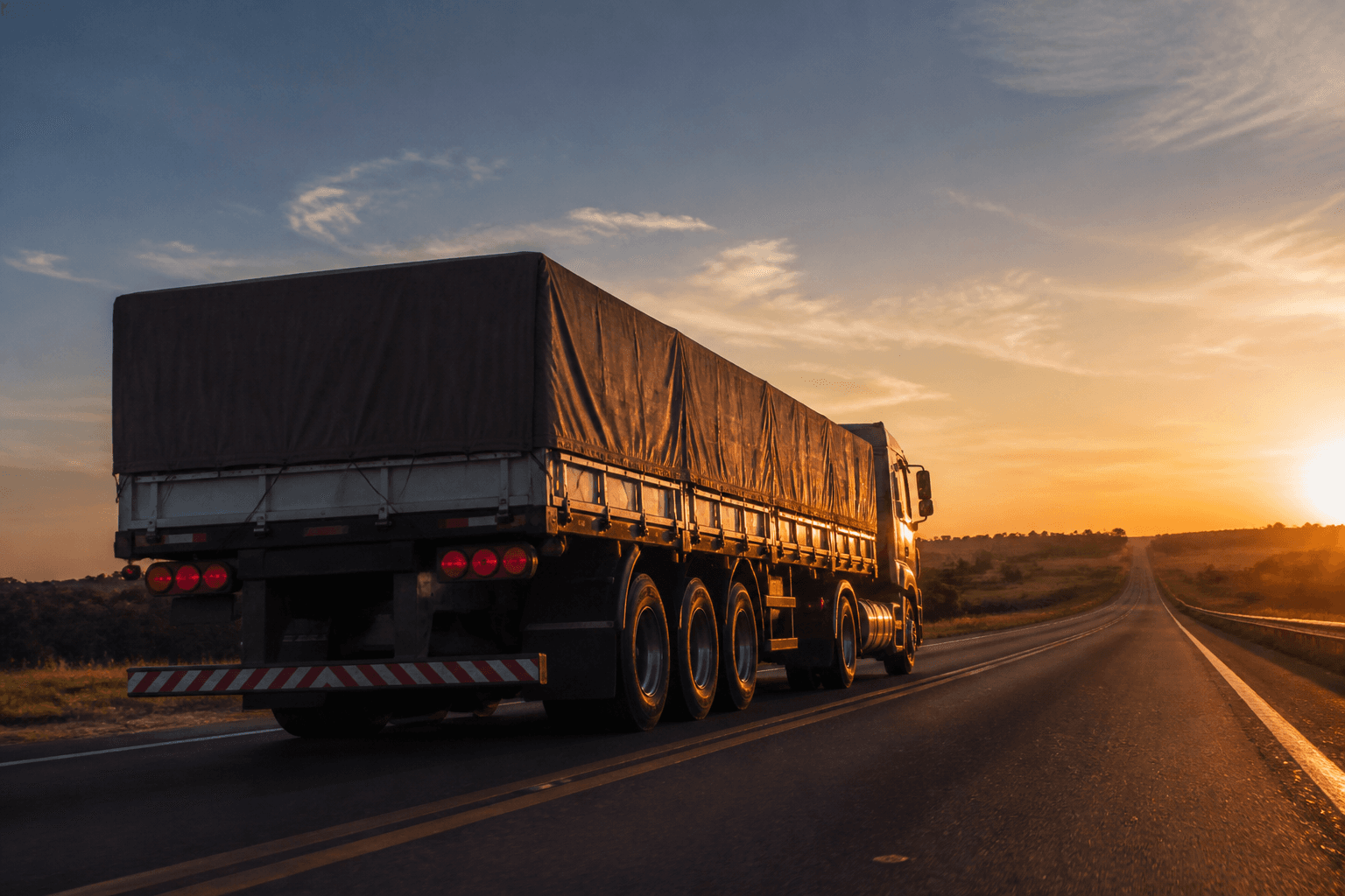 Caminhão em rodovia com rastreador para caminhão e painel de posição em tempo real